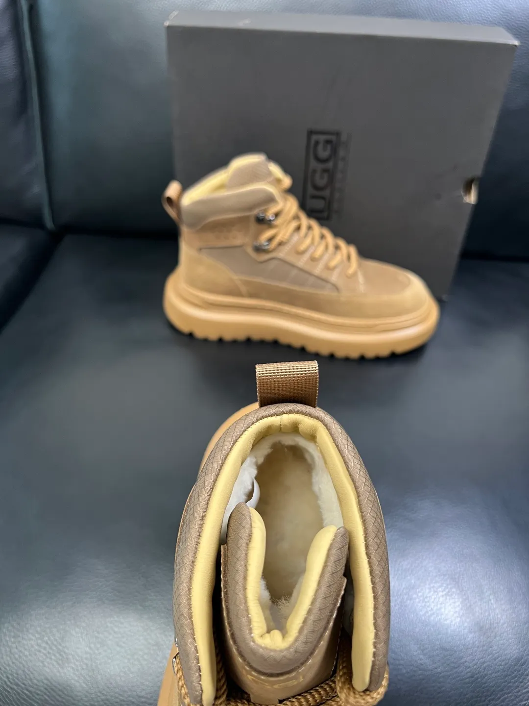 Men's men's shoes 💰740 UGG High-quality top crafts. Original configuration is available at the counter simultaneously. Original cowhide fabric imported from Italy, high-quality splicing technology, fully imported lambswool lining. Sole: Original sole is specially provided by the original factory and is super comfortable. Original factory and single goods are welcome to compare. Size 39-44
